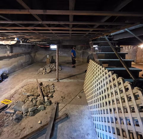 Miembros de la Tribu PURA VIDA trabajando en el basement de El Desmadre
