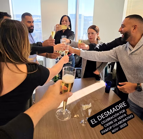 El equipo de la Tribu PURA VIDA celebrando la venta de El Desmadre