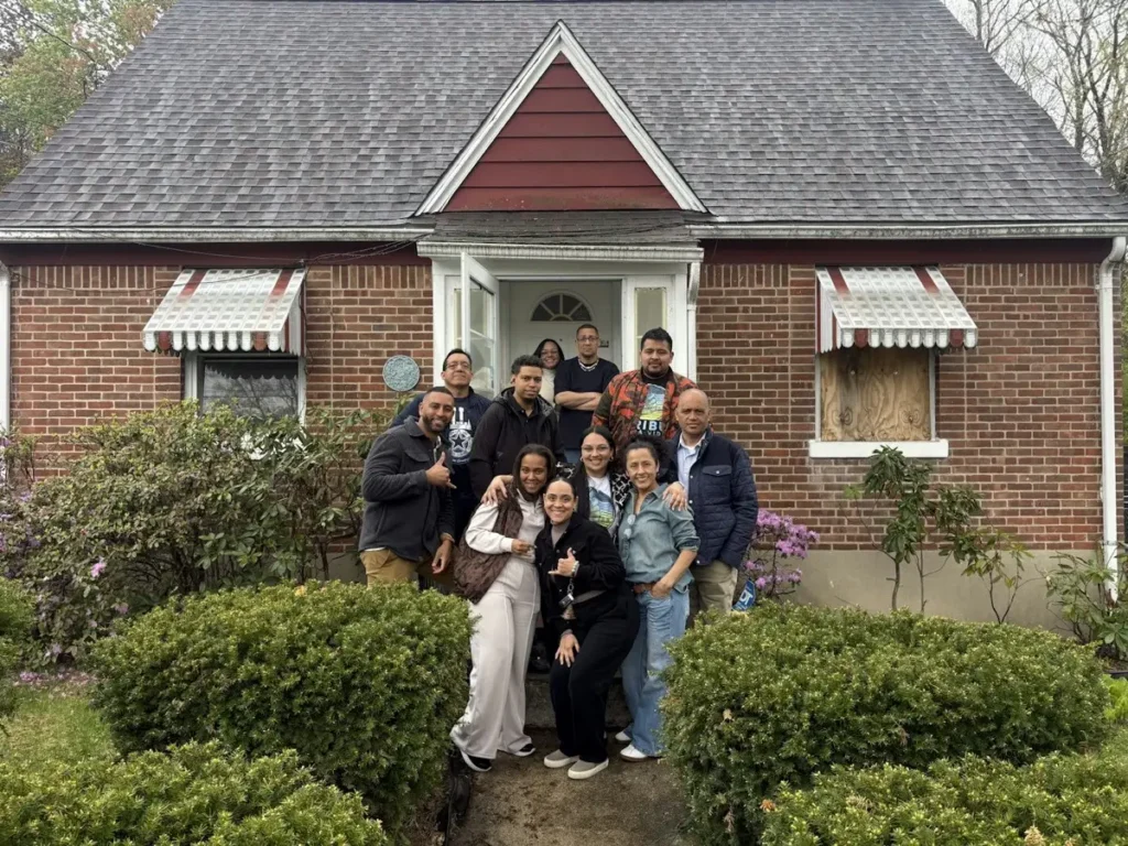 Miembros de la Tribu Pura Vida reunidos en un evento