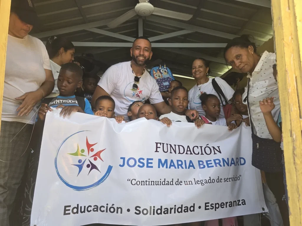 José Bernard y la fundación en la entrega de mochilas para ninos